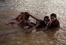 Archipel-des-Comores;-Baignade;-Eau;-Enfants;-France;-Garçons;-Kaleidos;-Kaleidos-images;-La-parole-à-limage;-Laurent-Abad;-Mayotte;-Océan-Indien;-Portrait-de-groupe;-Sourire;-Stories-Pictures